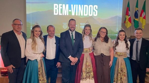 Local authorities and the queens of Farroupilha celebrate the official launch of the 21st ENTRAI and the 25th Fenakiwi, events that revive Italian culture in Serra Gaúcha | Photo: Adriano Padilha/Grupo RSCOM