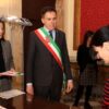 Cerimônia de concessão de cidadania italiana em uma prefeitura, com a entrega oficial do certificado a um novo cidadão. Foto de aquivo | Foto: Pisa Today