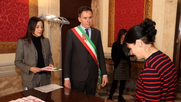 Ceremony of granting Italian citizenship at a town hall, with the official presentation of the certificate to a new citizen. Archive photo | Photo: Pisa Today