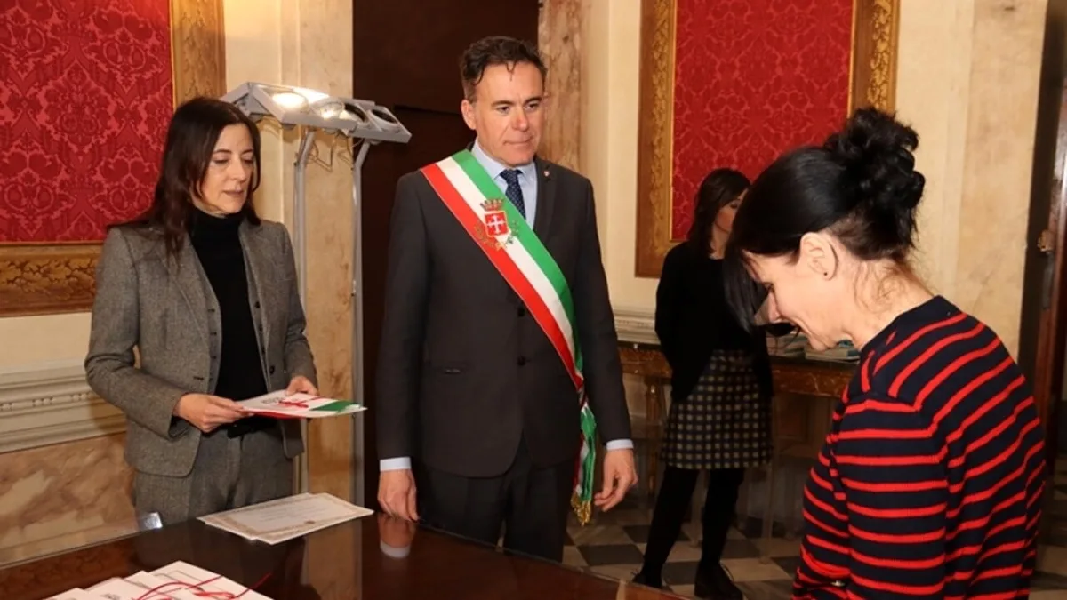 Cerimônia de concessão de cidadania italiana em uma prefeitura, com a entrega oficial do certificado a um novo cidadão. Foto de aquivo | Foto: Pisa Today