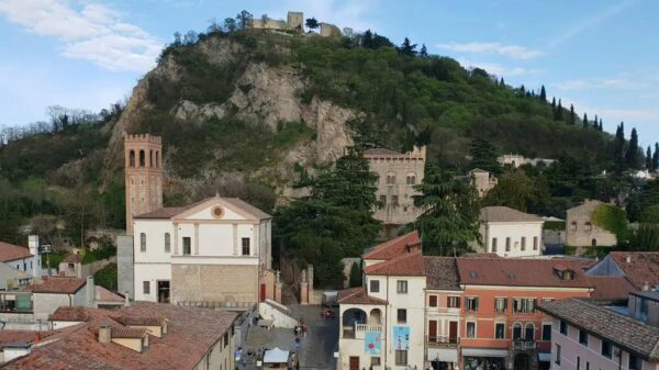 Vista panorâmica de Monselice, na região do Vêneto, Itália, com destaque para suas construções históricas e o Rocca di Monselice ao fundo | Foto: Sharry.land