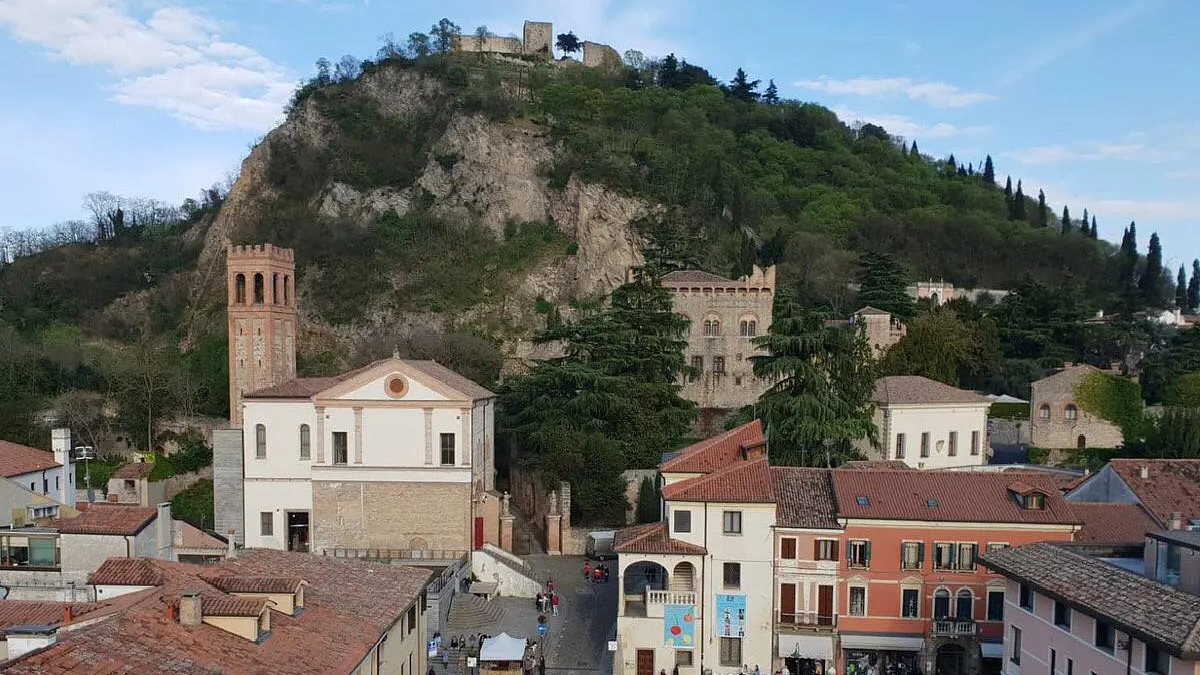 Vista panorâmica de Monselice, na região do Vêneto, Itália, com destaque para suas construções históricas e o Rocca di Monselice ao fundo | Foto: Sharry.land