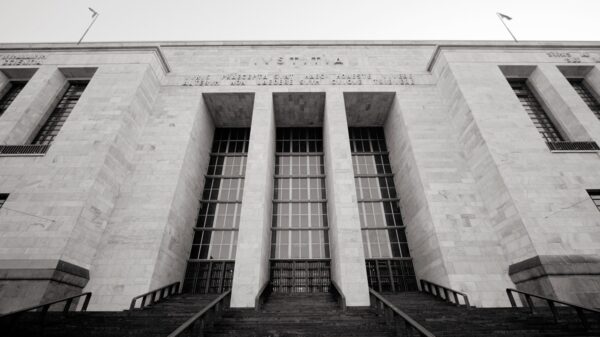 Facade of the Court of Milan, one of the courts that questions Italian citizenship based on the principle of ius sanguinis, referring the case to the Constitutional Court | Photo: Il Giornale