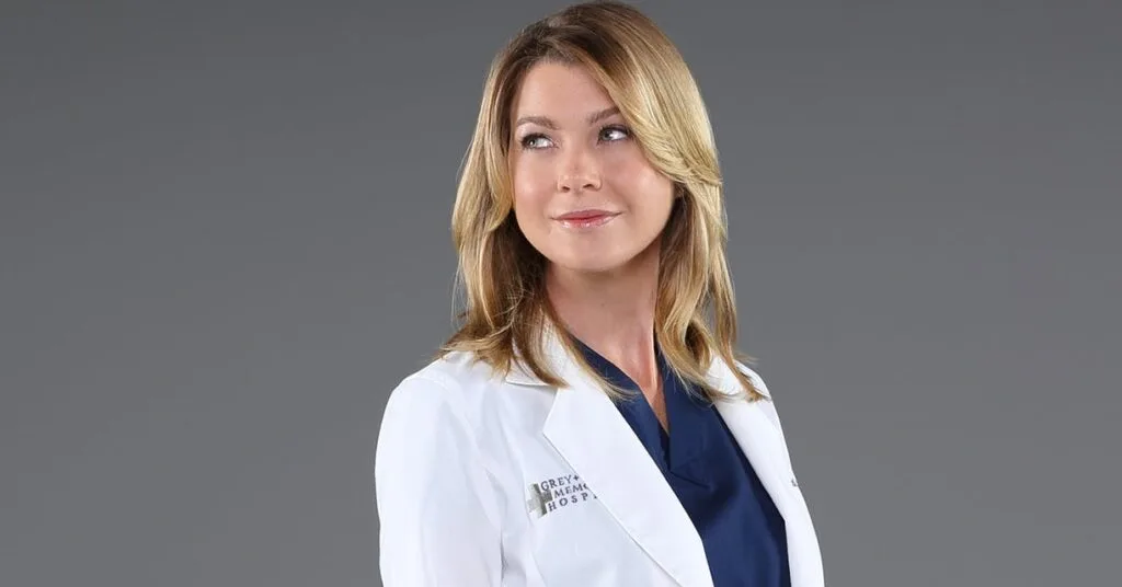 Ellen Pompeo em imagem promocional como Meredith Grey no Grey Sloan Memorial Hospital