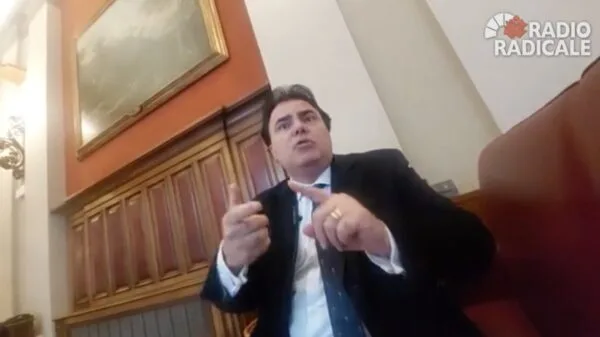 Luis Lorenzato em entrevista à Radio Radicale: críticas à Farnesina e defesa da cidadania por descendência | Foto: Radio Radicale