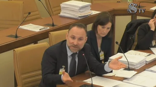 Prefeito Camillo De Pellegrin discursa no Senado durante audiência sobre cidadania italiana por descendência | Foto: TV Senado