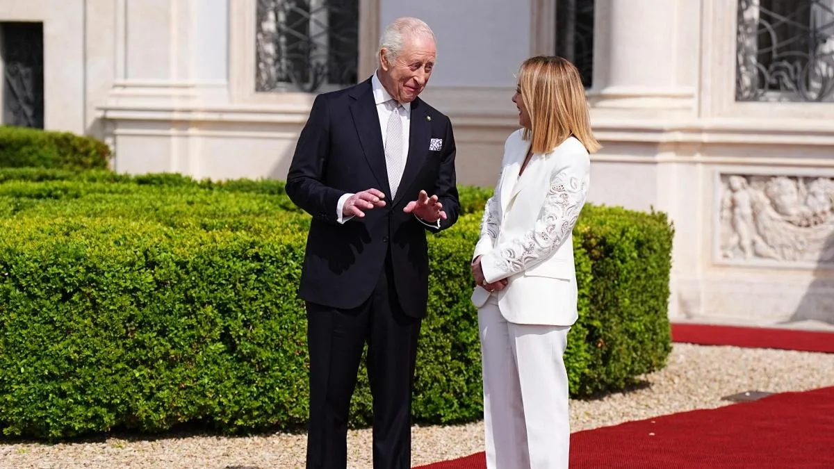 Monarca britânico é recebido em cerimônia no Palácio Chigi, sede do governo da Itália, por Meloni | Foto: Depositphotos Foto: By PA News Agency
