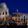 Cruz iluminada diante do Coliseu simboliza o encerramento da Via Crucis em Roma na Sexta-feira Santa