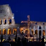 Cruz iluminada diante do Coliseu simboliza o encerramento da Via Crucis em Roma na Sexta-feira Santa