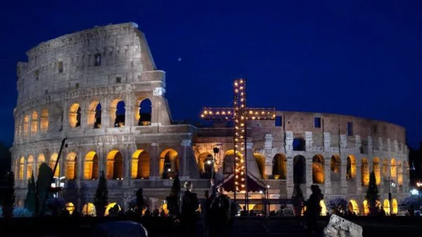 Cruz iluminada diante do Coliseu simboliza o encerramento da Via Crucis em Roma na Sexta-feira Santa