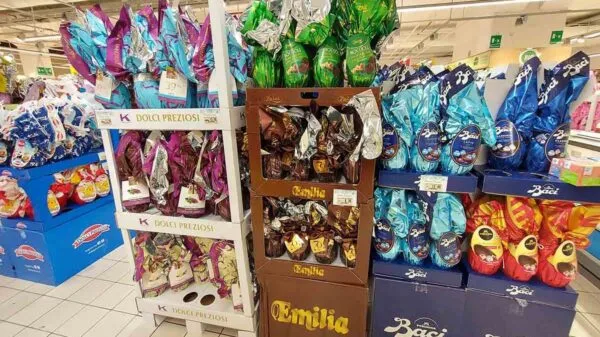 Ovos de chocolate em um supermercado em Roma, tradição comum na Páscoa italiana | Foto: Green Me