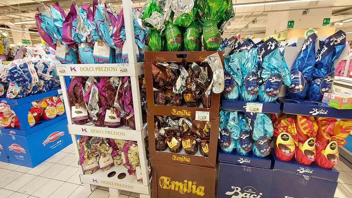 Ovos de chocolate em um supermercado em Roma, tradição comum na Páscoa italiana | Foto: Green Me