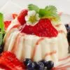 Panacota italiana com calda de frutas vermelhas