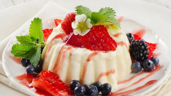 Panacota italiana com calda de frutas vermelhas