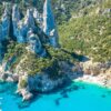 Cala Goloritzè, em Baunei, destaca-se por sua beleza natural e acesso restrito