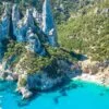 Cala Goloritzè, em Baunei, destaca-se por sua beleza natural e acesso restrito