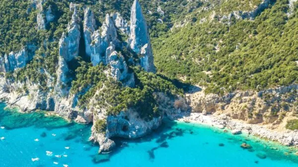 Cala Goloritzè, em Baunei, destaca-se por sua beleza natural e acesso restrito