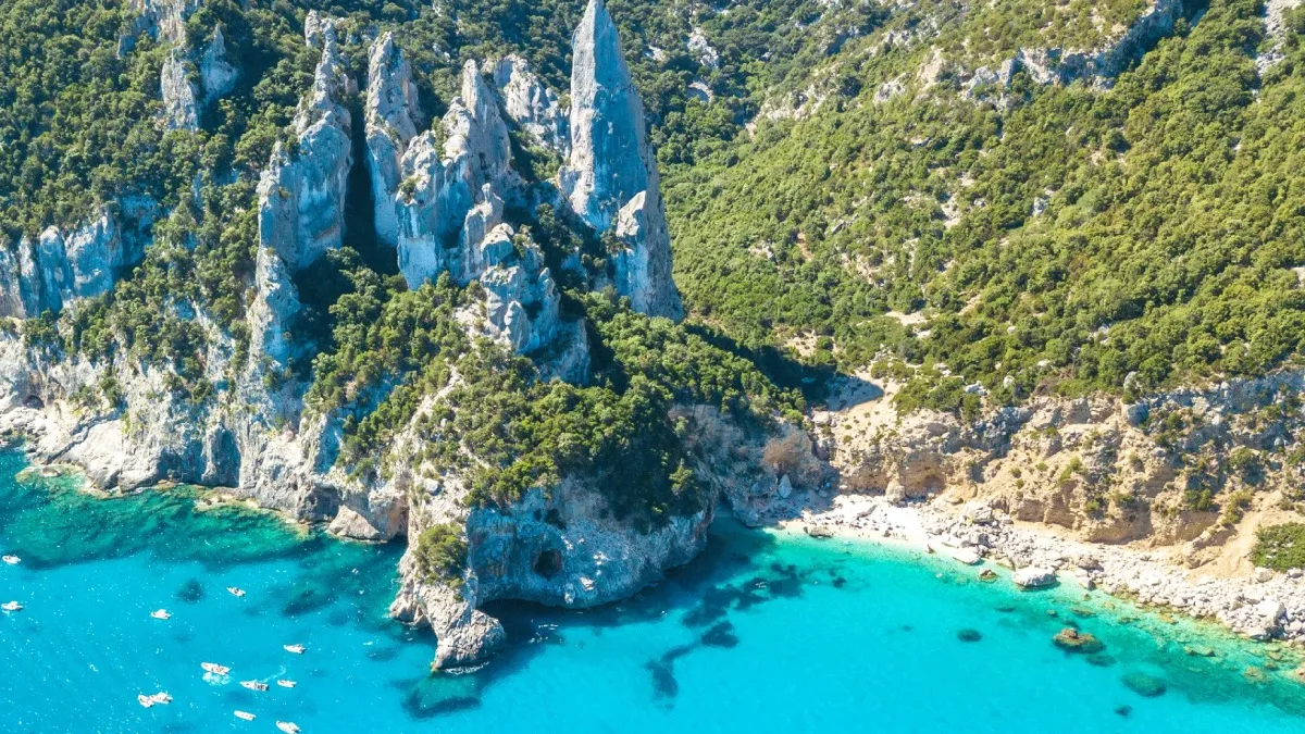 Cala Goloritzè, em Baunei, destaca-se por sua beleza natural e acesso restrito