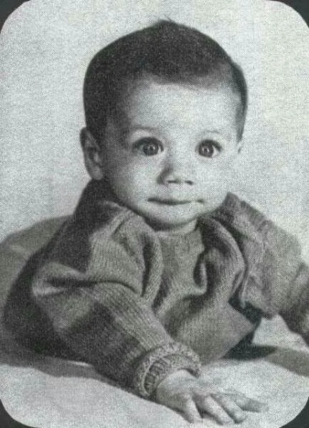 O bebê John Travolta em registro da infância | Foto: Reprodução
