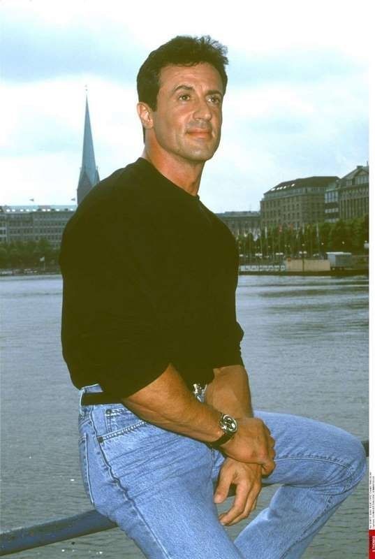 Nos anos 1990, Stallone posa à beira de um rio em viagem à Europa | Foto: Reprodução