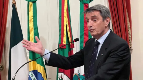 Embaixador Alessandro Cortese ao lado do prefeito Diogo Siqueira, na sede da Prefeitura de Bento Gonçalves | Foto: Divulgação