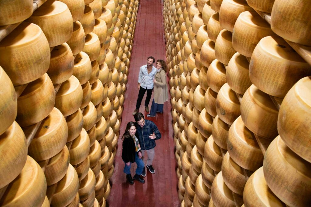 Turistas conhecem de perto a produção do Parmigiano Reggiano em uma queijaria tradicional de Reggio Emilia, berço do queijo DOP | Foto: Divulgação