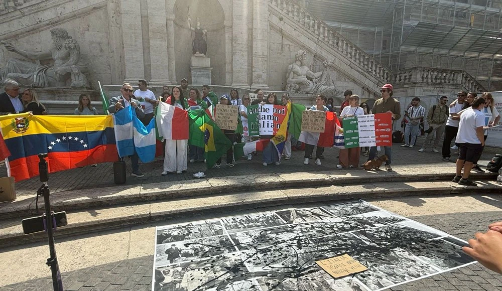 Manifestantes seguram bandeiras durante protesto na Praça do Capitólio, em Roma | Foto: Divulgação