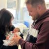 Emanuela e Rocco comemoram o nascimento de Libero, o primeiro bebê nascido em Montemitro em uma década | Foto: Ansa