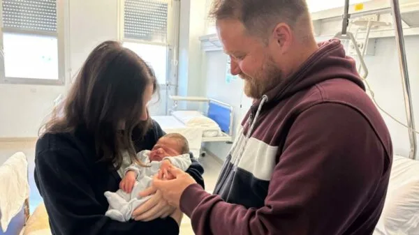 Emanuela e Rocco comemoram o nascimento de Libero, o primeiro bebê nascido em Montemitro em uma década | Foto: Ansa