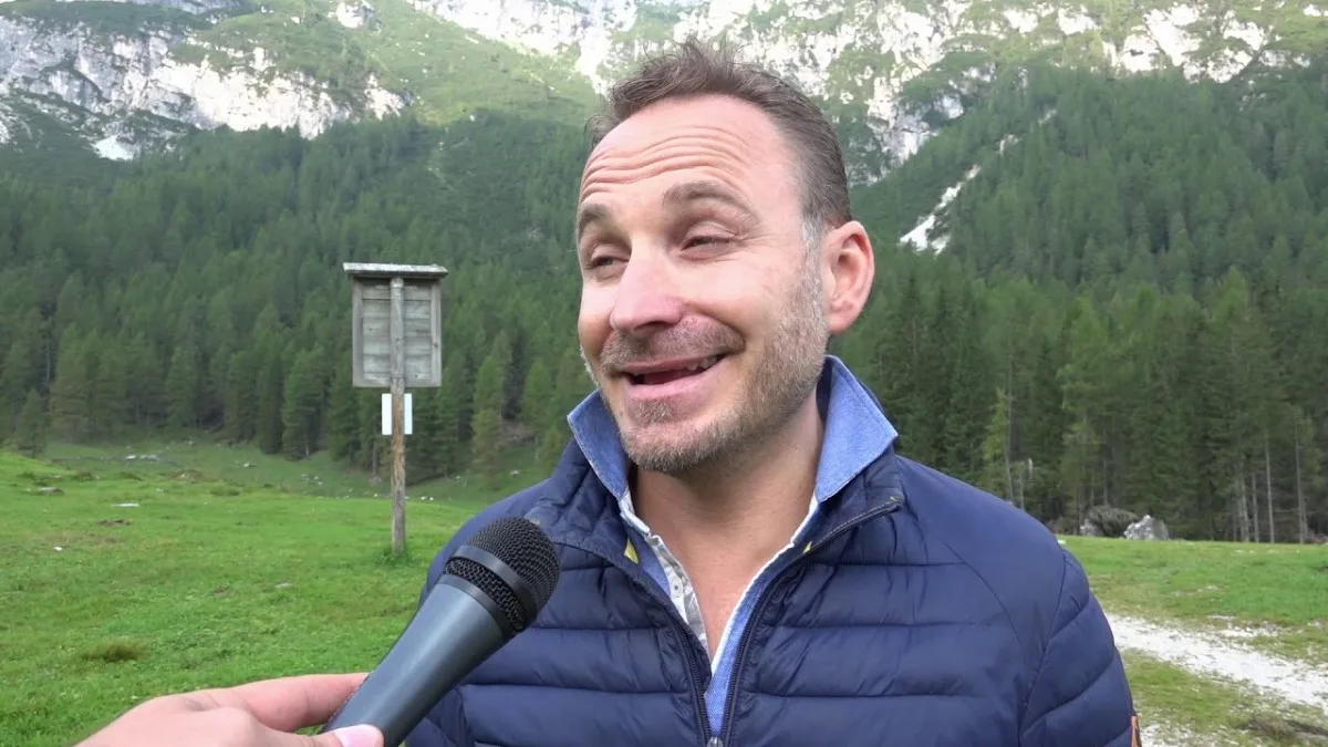 Prefeito comemora nova lei da cidadania, mas esquece das pilhas de processos que o aguardam