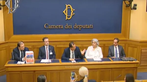 Deputado Ricciardi diz que Decreto Tajani é “ato criminal” contra italianos no exterior | Foto: YouTube/Depositphotos Foto: Camera dei Deputati