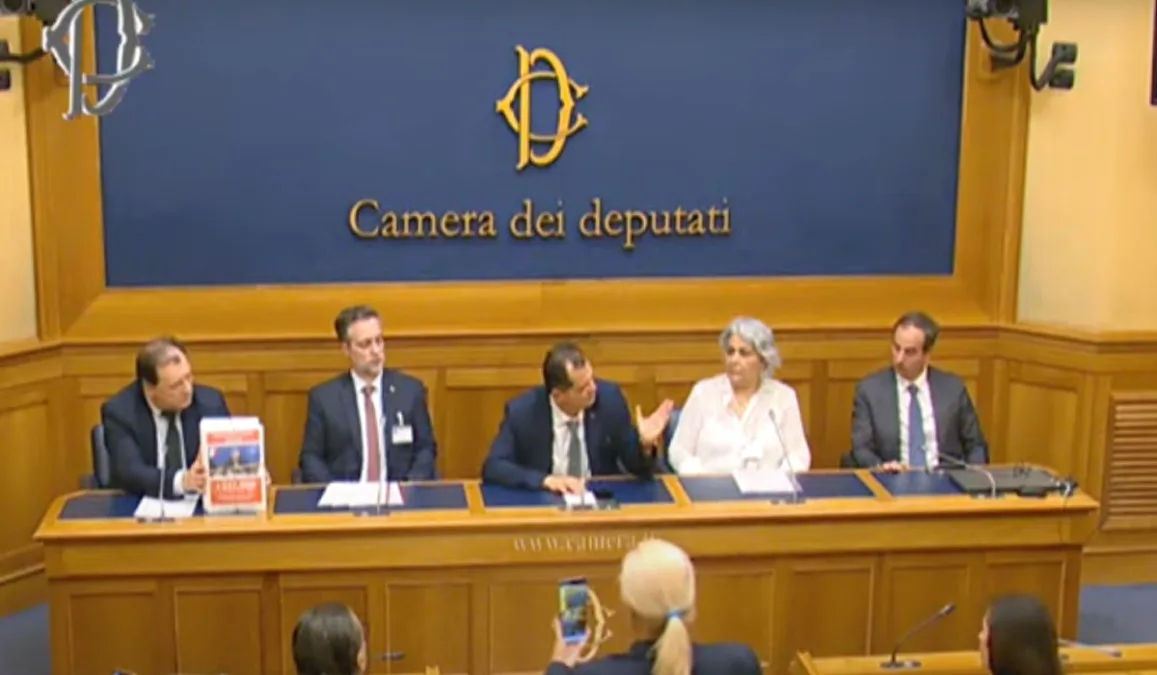 Deputado Ricciardi diz que Decreto Tajani é “ato criminal” contra italianos no exterior | Foto: YouTube/Depositphotos Foto: Camera dei Deputati