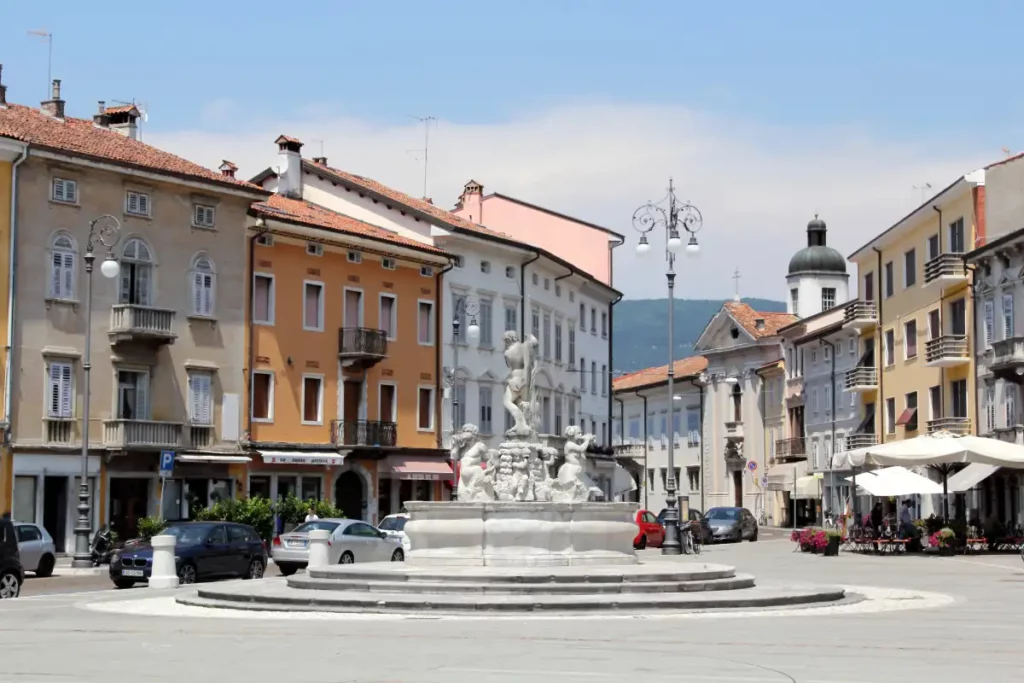 Gorizia atrai jovens com cultura, emprego e vida universitária ativa.