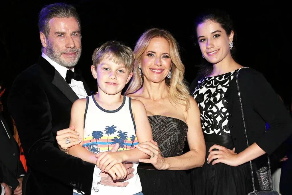 John Travolta com a então esposa Kelly Preston e os filhos Benjamin e Ella Bleu | Foto: Gisela Schober/Getty