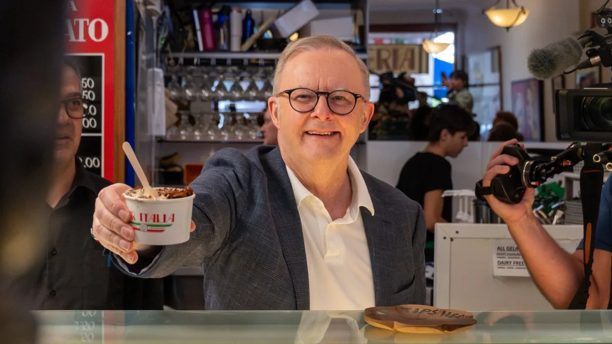 Anthony Albanese: homenagens ao filho da terra que, por lei, já é italiano desde que nasceu | Foto: The Australian