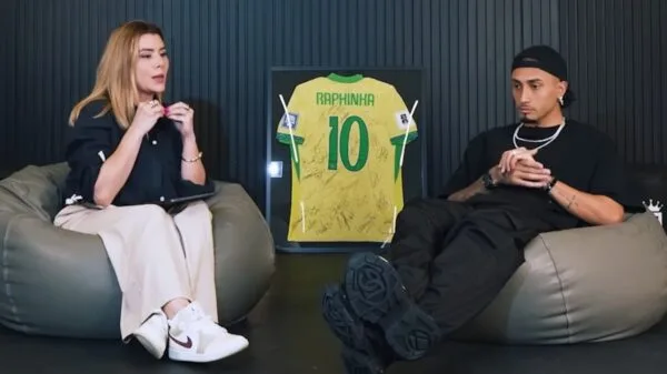 Raphinha durante entrevista com a jornalista Isabela Pagliari, em que revelou ter quase jogado pela seleção italiana | Foto: YouTube