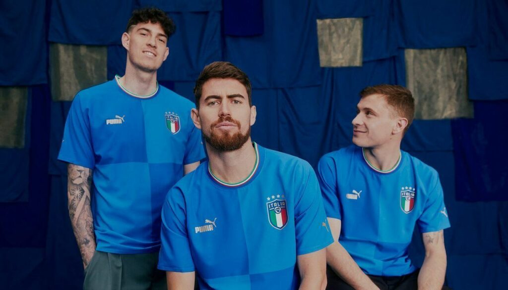 O azul vibrante da camisa da seleção italiana deriva de lāzaward, palavra árabe para lápis-lazúli | Foto: Divulgação/Puma