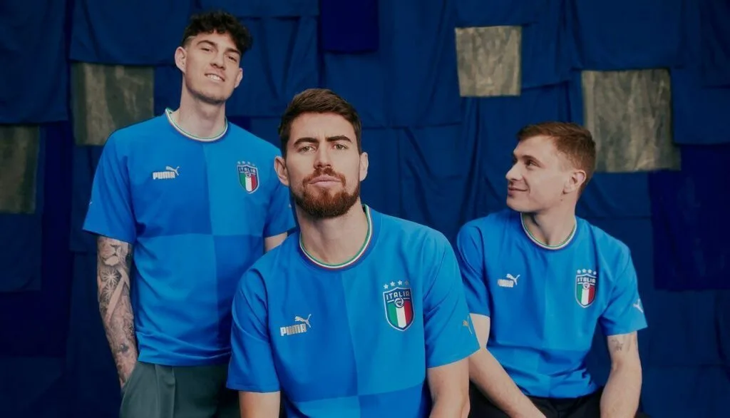 O azul vibrante da camisa da seleção italiana deriva de lāzaward, palavra árabe para lápis-lazúli | Foto: Divulgação/Puma