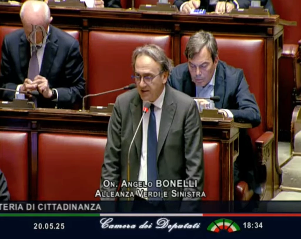 Deputado Angelo Bonelli, do partido Alleanza Verdi e Sinistra, durante discurso na Câmara dos Deputados da Itália, em Roma, nesta terça-feira (20)