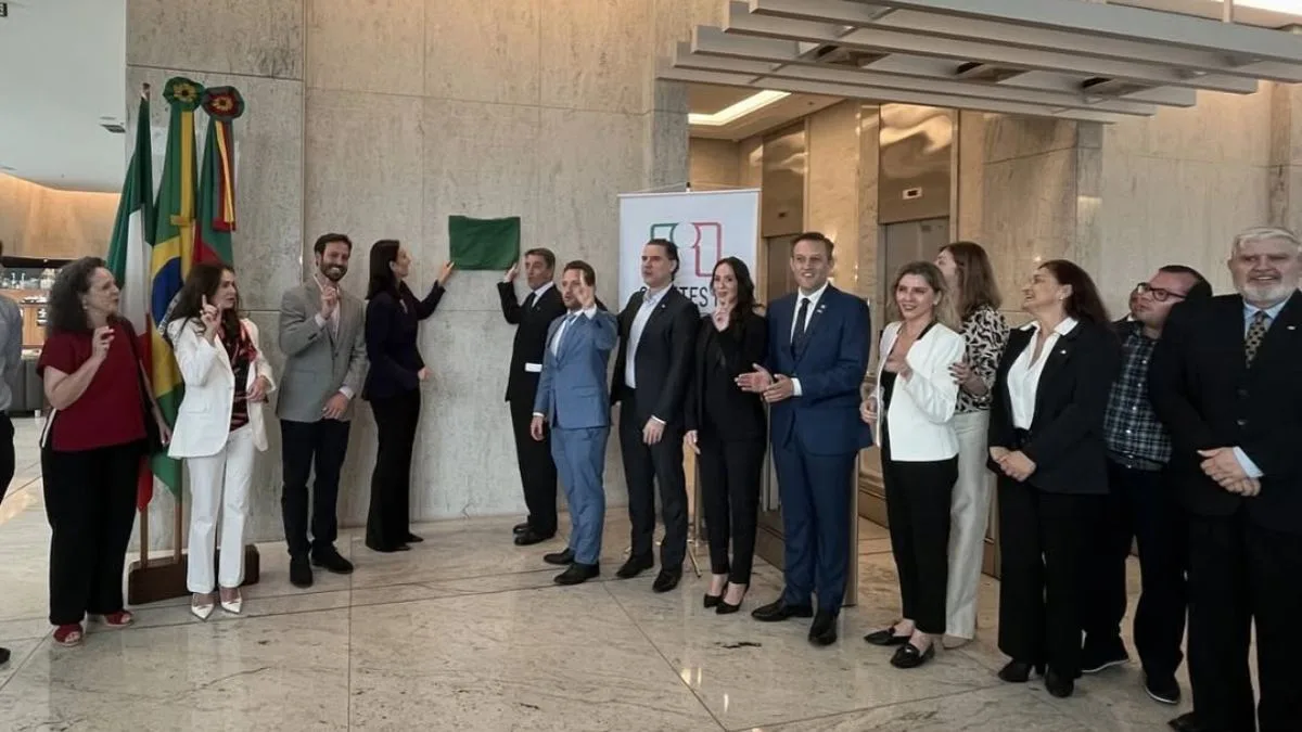 Autoridades e representantes da comunidade italiana no RS durante a inauguração da sede do Comites em Porto Alegre