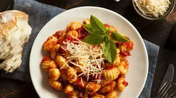 Tradição brasileira adaptada inspira pratos em pé e pedidos de prosperidade no dia 29.