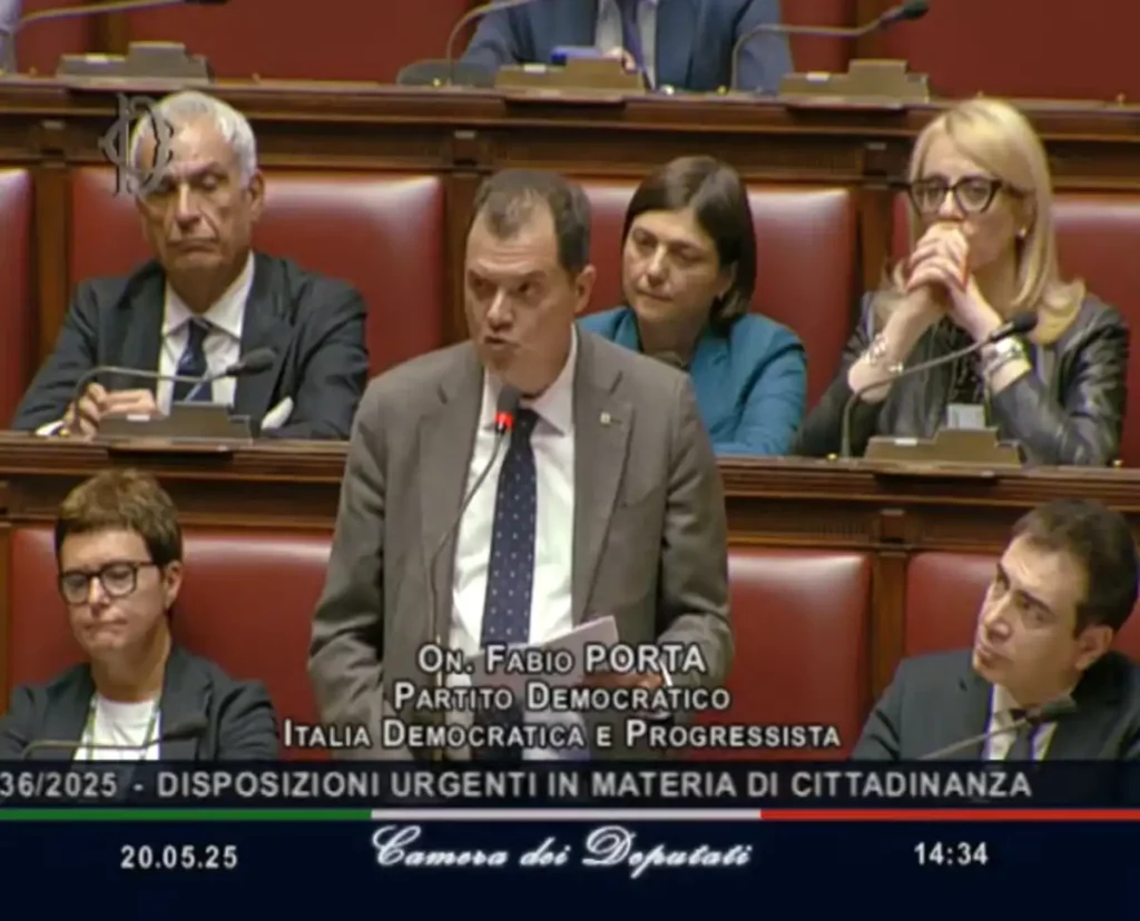O deputado Fabio Porta fez um discurso emocionado contra a nova lei da cidadania, aprovada pela direita italiana | Foto: TV Camara