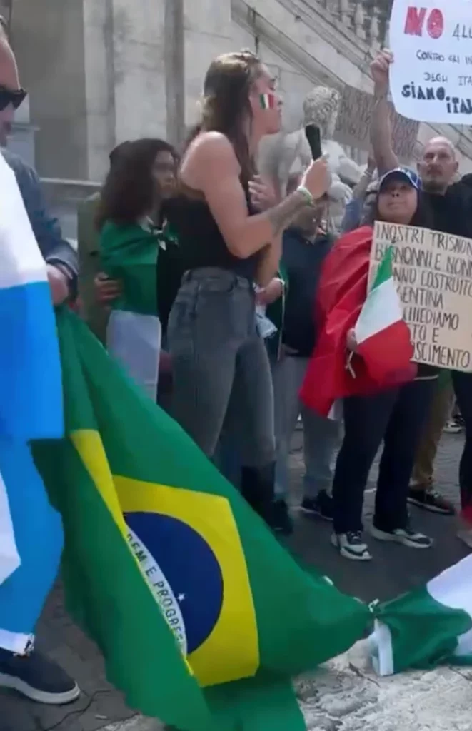 Manifesti e bandiere segnano la protesta in Piazza del Campidoglio contro la nuova legge sulla cittadinanza | Foto: Divulgazione
