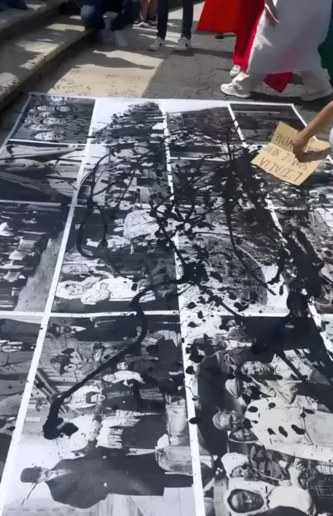 I manifestanti a Roma ricoprono le foto di famiglie italiane con vernice nera in un atto simbolico | Foto: Divulgazione