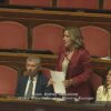 Senadora Dafne Musolino (Itália Viva) discursa contra o decreto da cidadania durante sessão no Senado nesta quarta-feira (15), em Roma