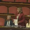Senadora Dafne Musolino (Itália Viva) discursa contra o decreto da cidadania durante sessão no Senado nesta quarta-feira (15), em Roma