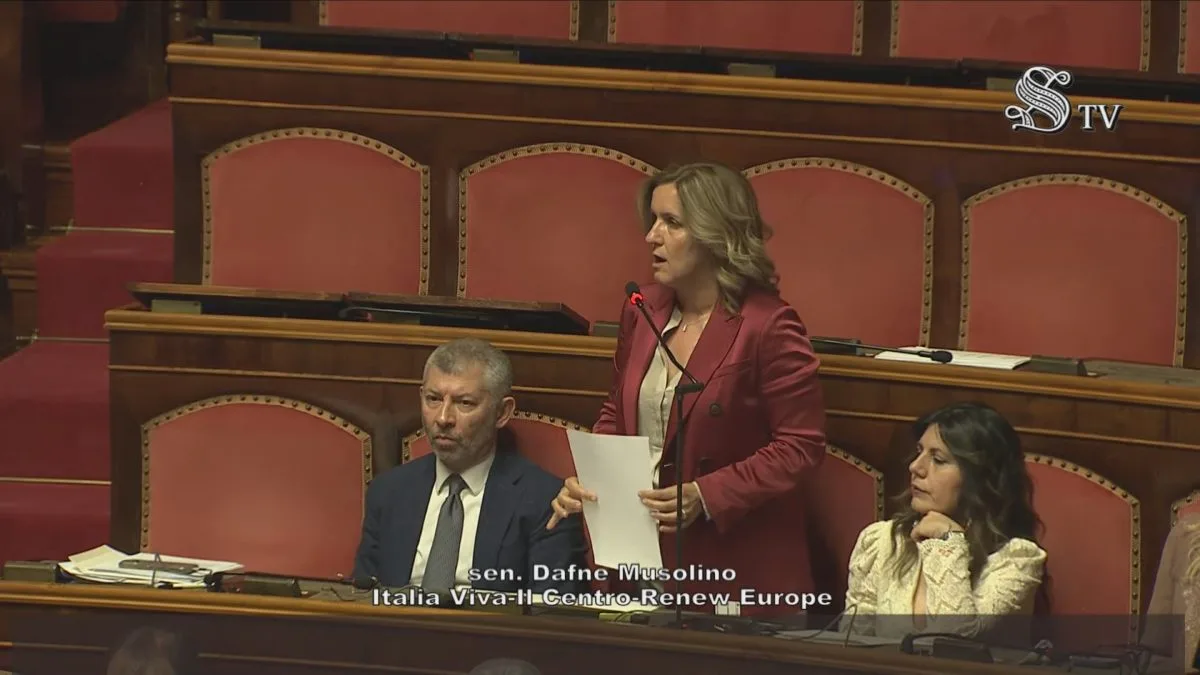 Senadora Dafne Musolino (Itália Viva) discursa contra o decreto da cidadania durante sessão no Senado nesta quarta-feira (15), em Roma