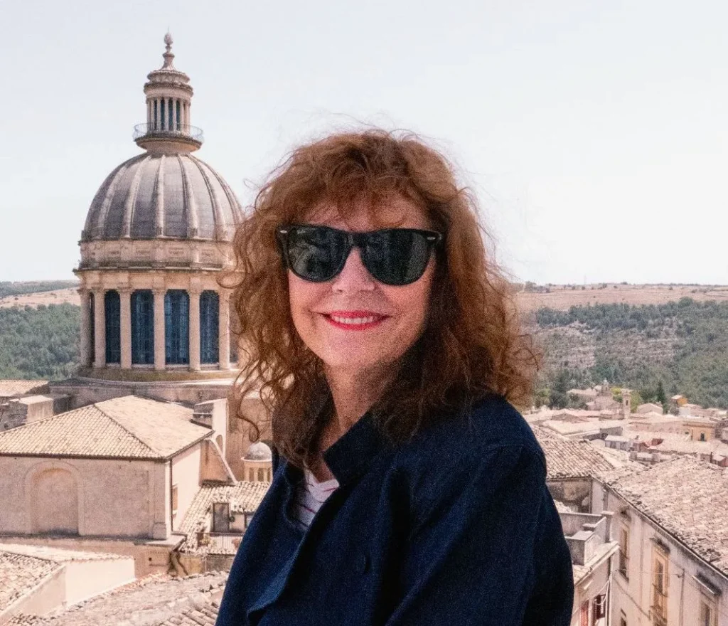 Susan Sarandon durante visita a Ragusa, na Sicília | Foto: Reprodução