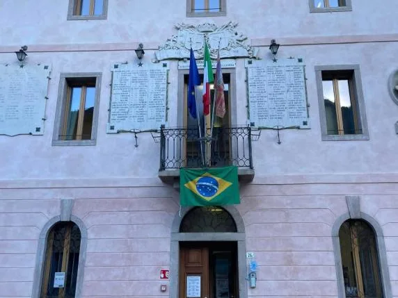 Prefeitura de Val di Zoldo, no Vêneto, onde foi hasteada bandeira do Brasil durante protesto em 2024.