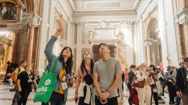 Turistas visitam igreja histórica em Roma | Foto: isango